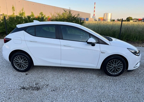 Opel Astra cena 44999 przebieg: 108000, rok produkcji 2017 z Czechowice-Dziedzice małe 742